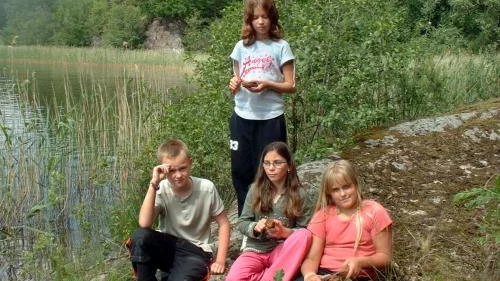 Barnen snickrade till barkbåtar på Kalvuddens jubileum. Här ses sittande från vänster Joakim Appelgren, Desiré Lindström och Rebecca Christensen samt stående Rebecca Kågemyr. Bild: SVANTE STRÖMBERG