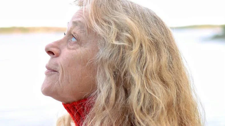 Älska Vingåker. Trevligt skriven berättelse, men det mesta rinner ut i sanden, enligt recensenten Solveig Nordmark.