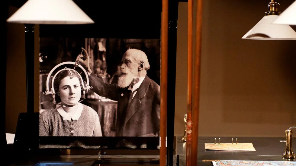 Utställningen "(O)mänskligt" är gjord i samarbete mellan Forum för levande historia, Etnografiska museet och Riksutställningar. Den berättar om rasbiologer och skelettsamlare och om hur vi i Sverige sorterat och dömt ut människor. 
Under 1900-talets första hälft mättes det skallar som aldrig förr i Sverige. På 1920-talet instiftades Rasbiologiska institutet i Uppsala.