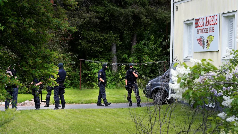 Polisen slår till vid Hells Angels  lokal i Gäddvik 2014.