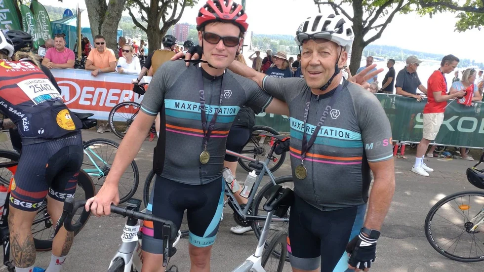 Anton Lund och Mats Nilsson nöjda efter målgången i Vätternrundan.