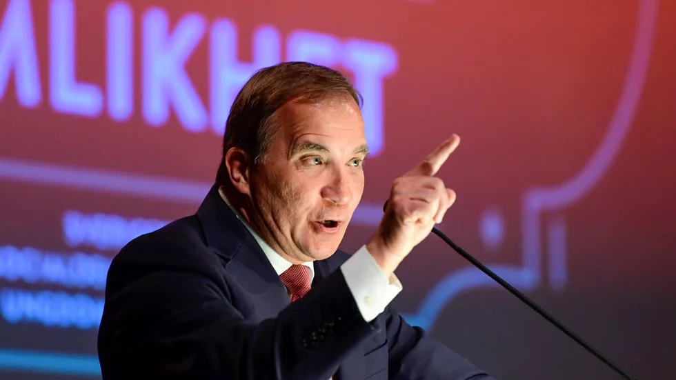 Statsministen. Försöker föra folket bakom ljuset.
