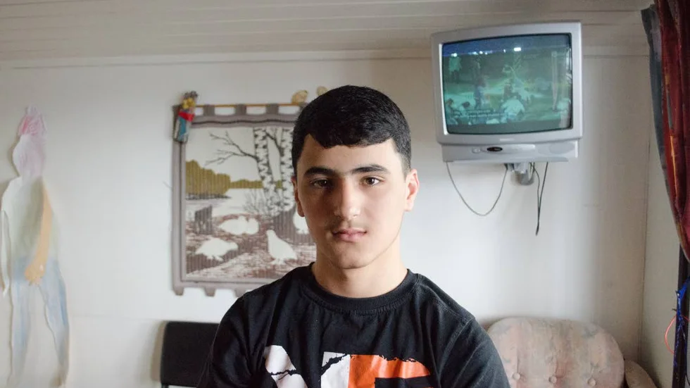 Missar skolan. Saleh Charafeddinaboufakhr, 15 år, hindras från att börja i skolan med svenska barn, då han inte har uppehållstillstånd.