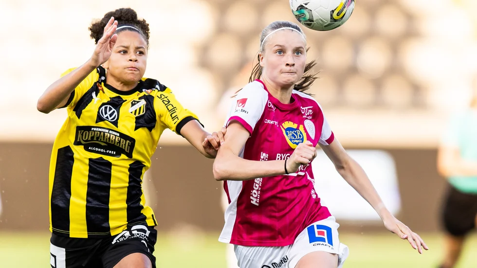 Det är dags för årets första tävlingsmatch för IK Uppsala. I bild syns Julia Ragnarsson kampera med en Häcken-spelare i en match förra säsongen. 