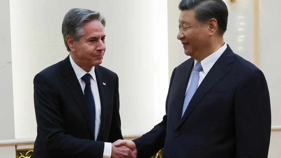 USA:s utrikesminister Antony Blinken skakar hand med Kinas president Xi Jinping i Peking.