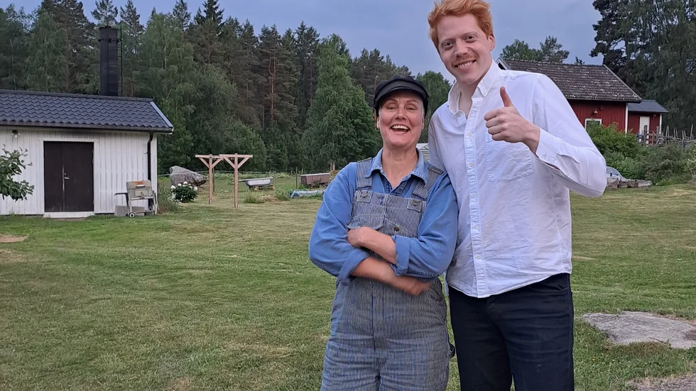 Programledaren och "Youtubern" Mauri Hermundsson (till höger) var i Vimmerbytrakten och filmade på Eriksgården, som ägs av Annelie Svensson (till vänster).