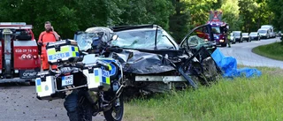 Voltade av vägen vid Roxen – bilen kvaddades • Tre till sjukhus