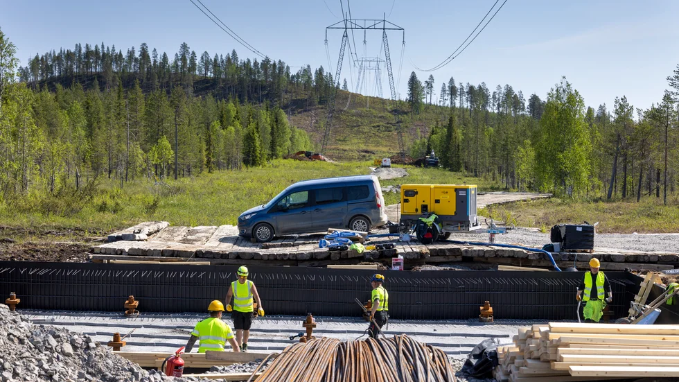 Enorma satsningar genomförs i norra Sverige när kraftledningsnätet ska förstärkas. Bilden visar förberedande arbeten inför Aurora Line, som går från Messaure till Finland.