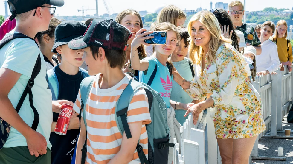 Pernilla Wahlgren möter fans när Allsång på Skansen presenterade årets artister.