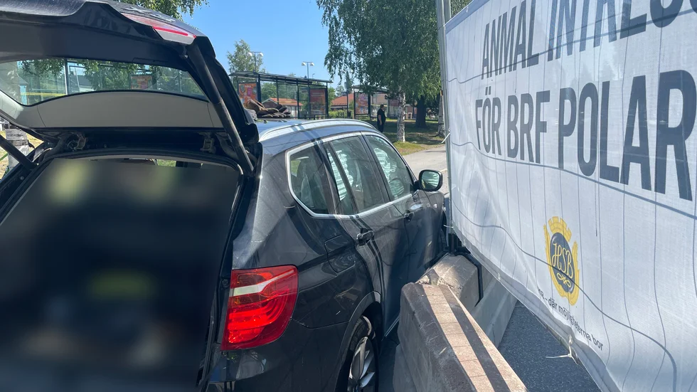 Bilen körde in i en betongbarriär.