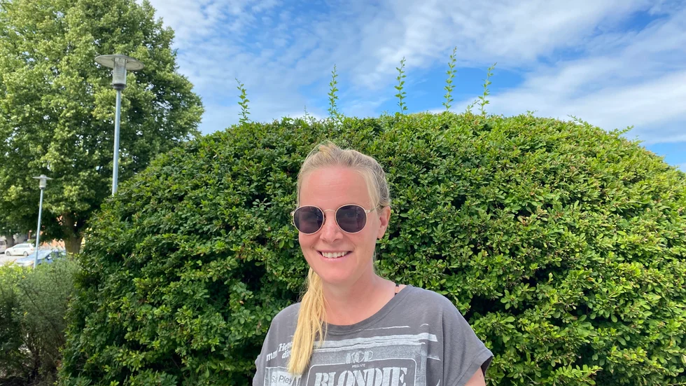 Cecilia Nilsson, som är ute och går med barnvagnen, stormtrivs. Hon flyttade nyligen hit från Lidingö, mycket på grund av huspriserna.