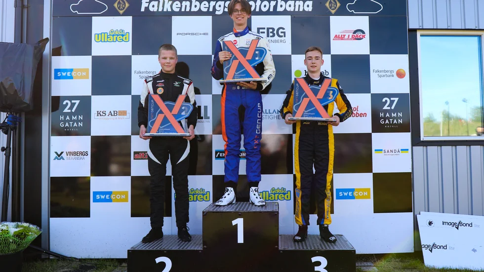 Gillbergasonen Linus Granfors (längst till vänster) slutade tvåa i det första racet.