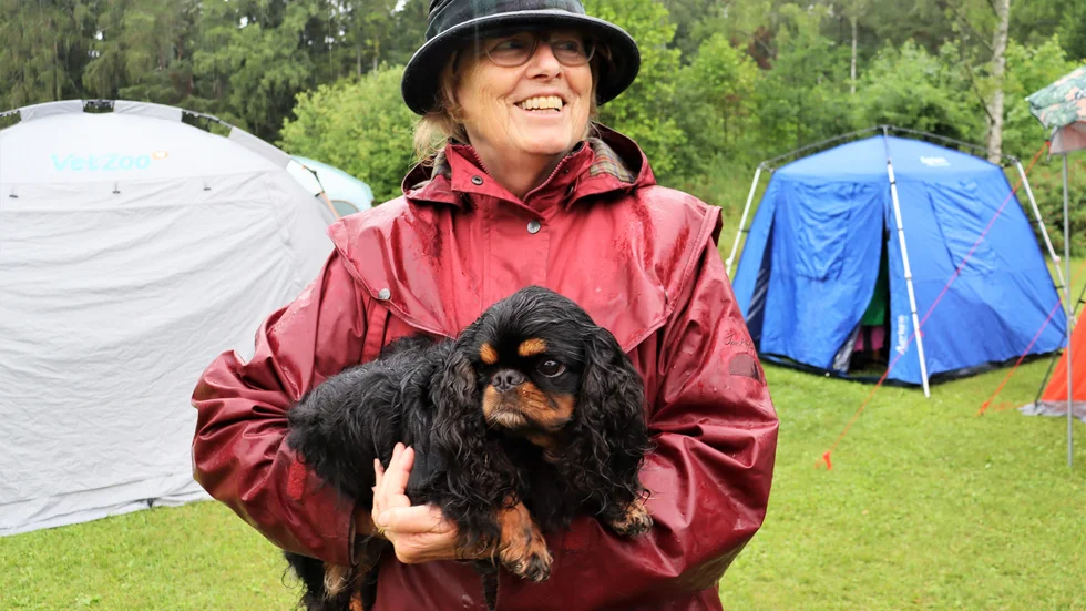 Nette Norström med sin hund Lucky.