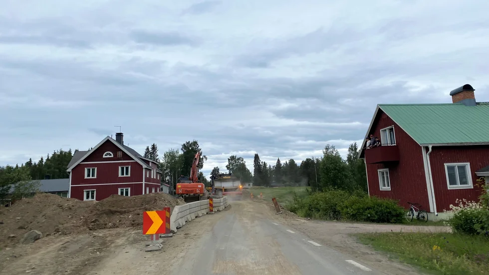 På varsin sida av vägbygget står Rosheds och Carlssons hus som familjerna önskar få flytta längre bort från vägen som nu breddas.