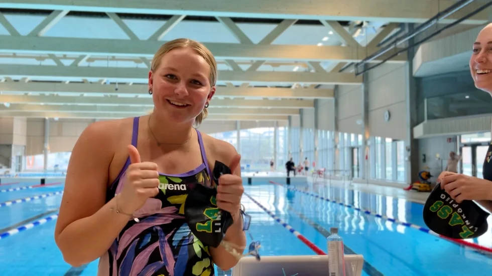 Lass Julia Arildsson ger tummen upp till den nya simhallen. 