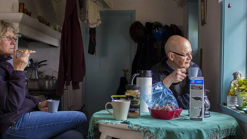 Filmscen. Scen ur Andreas Geijkes dokumentär "Träbitar & 11-kaffe" som tävlar i Egypten i veckan.
