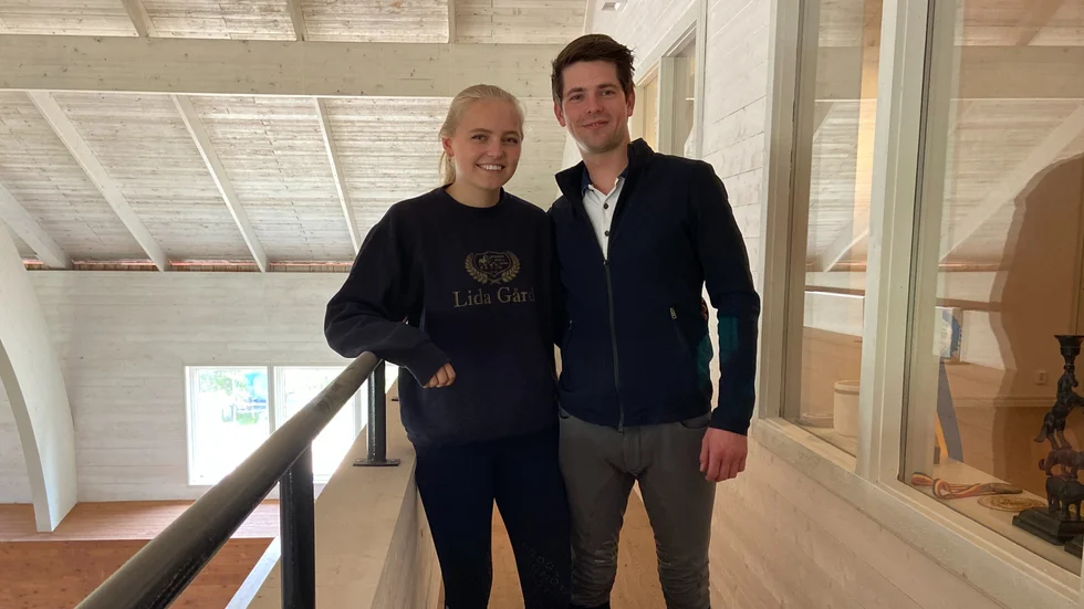 Anna Hästbacka och Thibaut Huyvaert har startat ett eget företag, Double H-Sporthorses. Bilden är tagen på balkongen i ridhuset.