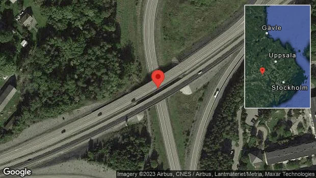 Personbil stillastående på E18