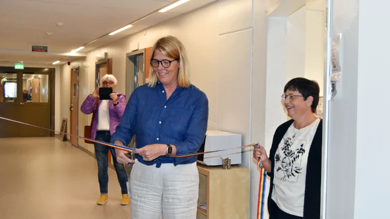 Åsa Hedman har äran att få klippa bandet vid invigningen.