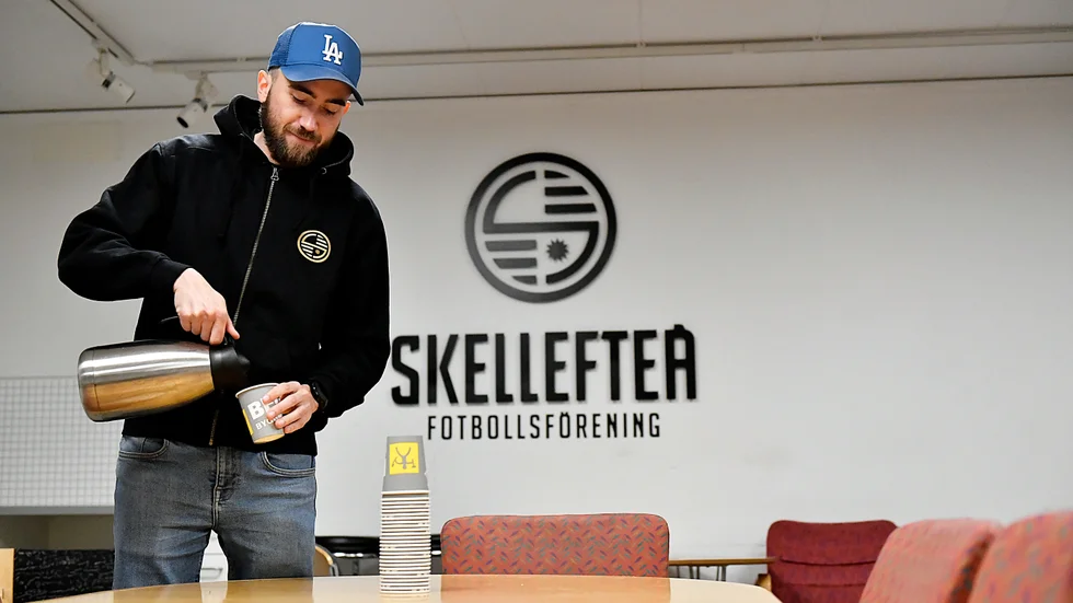 Johan Karlsson, huvudtränare i Skellefteå FF, ser fram emot torsdagens cupmöte med IFK Luleå. ”Det ska bli roligt”, säger 25-åringen.
