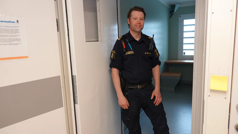 Stationsbefälet Marcus Eriksson är ansvarig för arresten i Piteå. Han ser stora problem med att polisen måste köra omhändertagna till Luleå eftersom det saknas arrestvakter i Piteå.