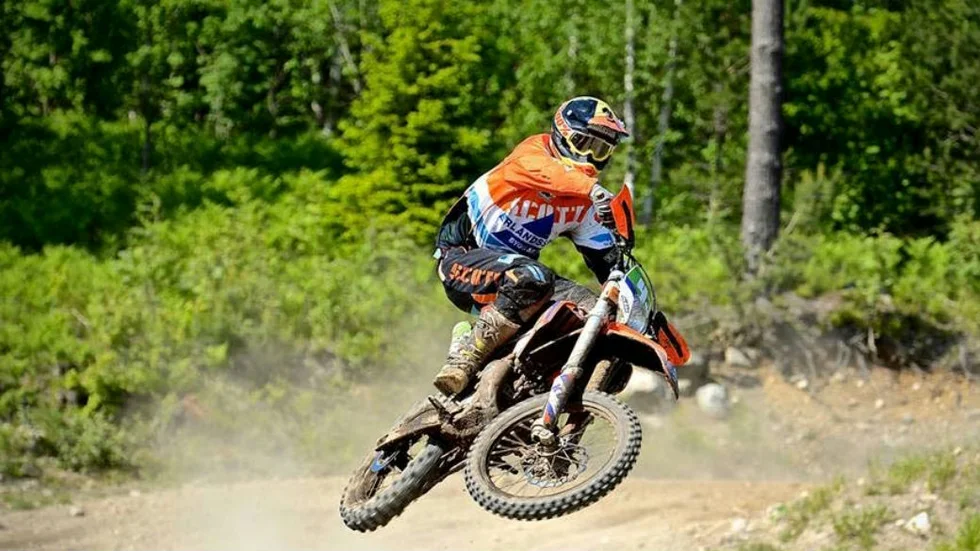 Flygande start. Örbyhus MCK:s Adam Andersson fick en flygande start på årets enduro-SM-säsong – trots en tuffare klass.