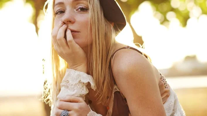 Mer direkt. I Frankrike jobbar hon mycket med nyanser och finlir. Det svenska uttrycket är mer direkt och varje ord får tyngd, menar tv- och albumaktuella Lisa Ekdahl.