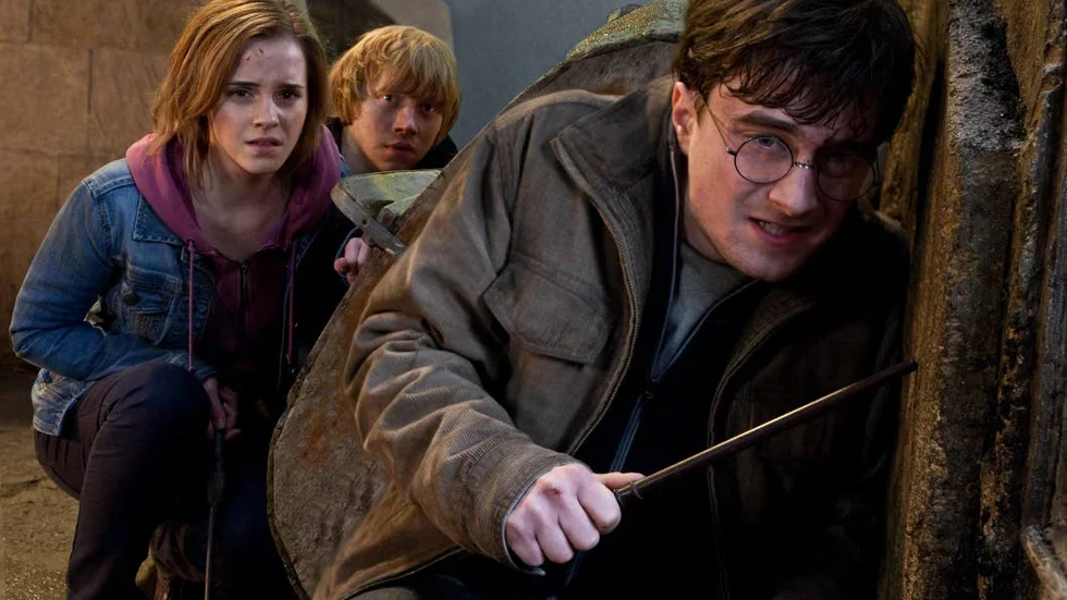 I "Harry Potter and the cursed child" har det gått 19 år sedan det stora slaget mot Voldemort. Men de tre vännerna Harry, Hermione och Ron håller fortfarande ihop.