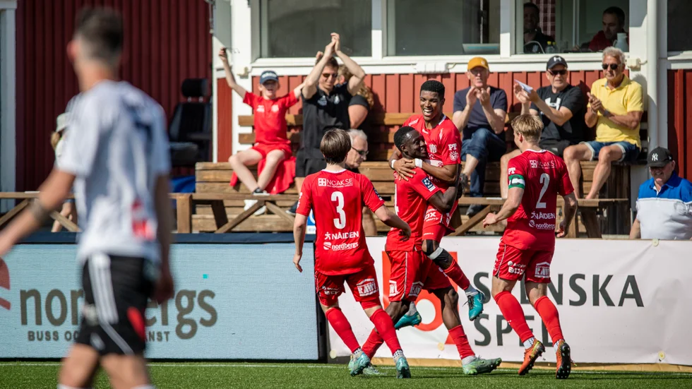 Modoumatarr Mbye, här med Dean Solomons i sin famn, gjorde Piteås förlösande 1–0-mål i slutsekunderna av första halvlek. 