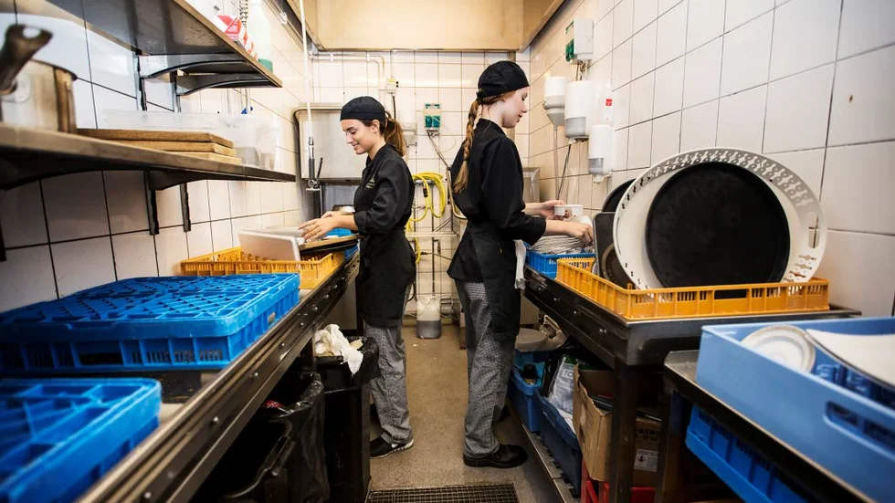 Elsa Selander och Moa landing plockar disk.
