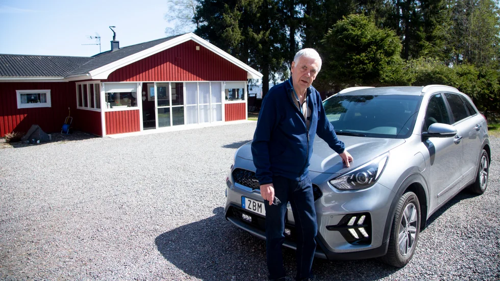 Bo Jonssons nya laddhybrid kan snart inte laddas med el. Pitebo erbjuder inte elbilsladdning till sina hyresgäster.