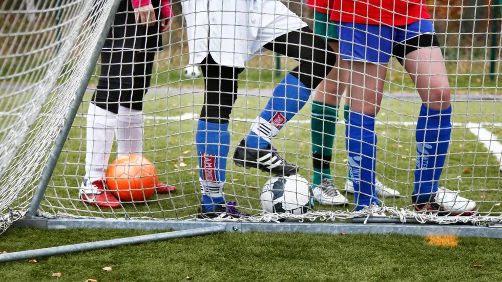 Mörk helg. Helgens lokala fotboll bjöd på tråkiga saker.