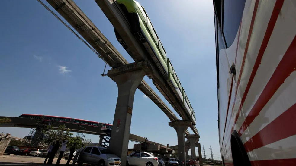 Monorails. Färre olyckor och bättre framkomlighet med spårbunden kollektivtrafik i luften, anser insändarskribenten. Bilden är från Bombay i Indien.