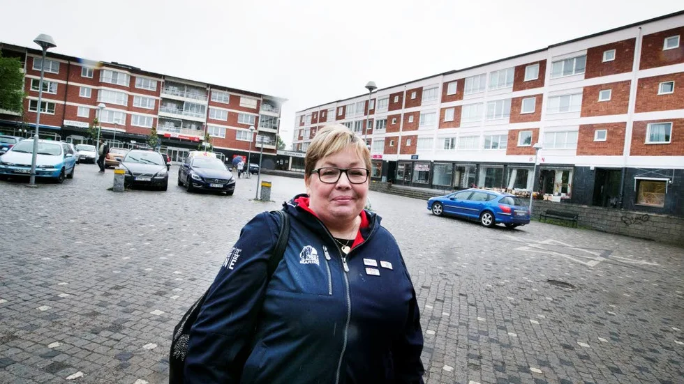 Maggan Brodin tycker att hon inte har något val utan måste stå kvar i kön, även om familjen i dag har en bostad. "Man vet ju inte vad som händer i framtiden", säger hon.