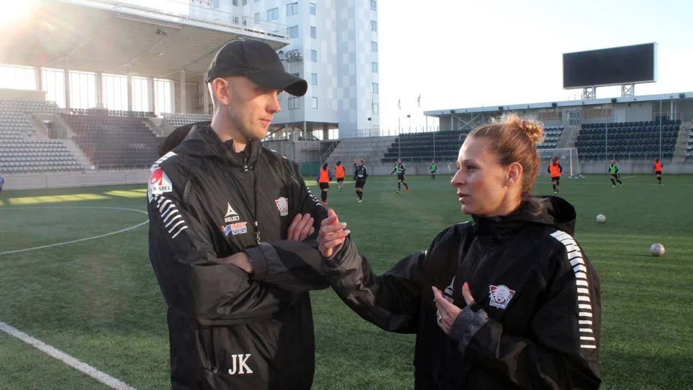 Henrik Jensen och Charlotte Rohlin diskuterar under träningen på Linköping arena, hur LFC nu ska träna och spela.