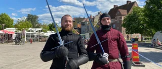 Här slåss de med svärd på torget