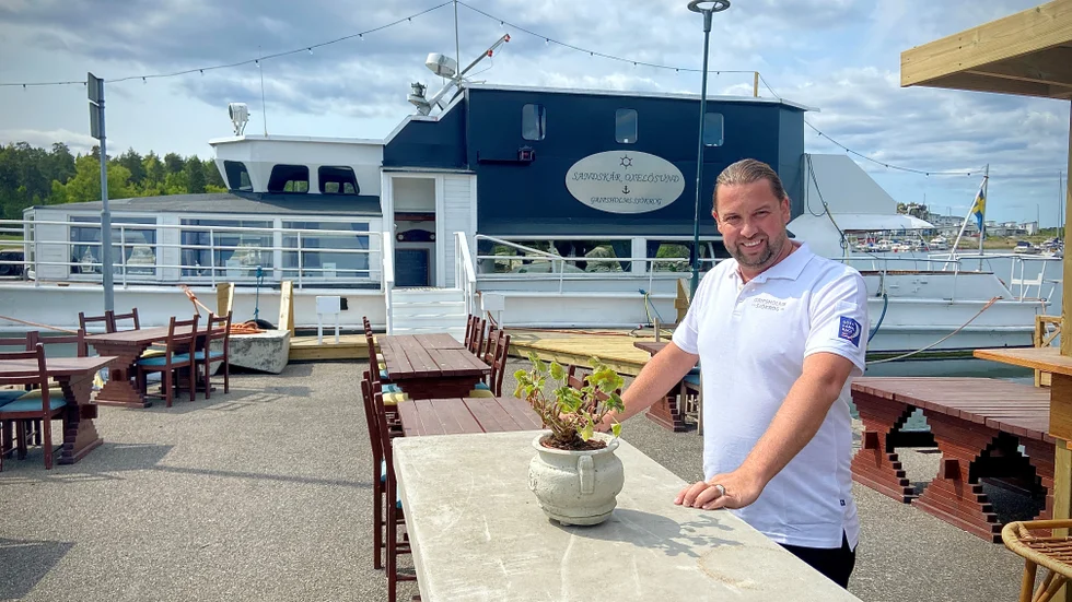 Restaurangbåten M/S Sandskär ska ligga vid en pir i Oxelösund hela sommaren berättar en av delägarna, Mattias Lindqvist.