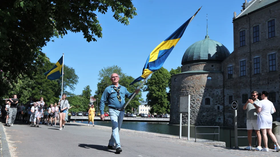 Flaggparad intill Vadstena slott. Det blev en solig och varm nationaldag, med folkfest både i Motala och Vadstena.