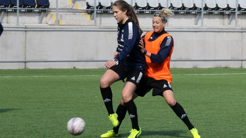 Rutinerad. Janni Arnth är inne på fjärde säsongen i Linköping och har växt ut till en av nyckelspelarna. Här i träningsduell med unga finska talangen Emmaliina Tulkki.