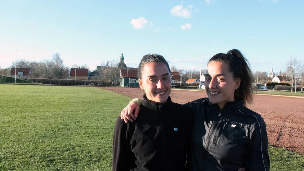 PREMIÄRDAGS. Selma Cajlakovic och Irma Cajlakovic från Berga i Linköping är två delar av Vadstena GIF:s starka försvar. På måndag är det seriepremiär mot Onsala i Kungsbacka.