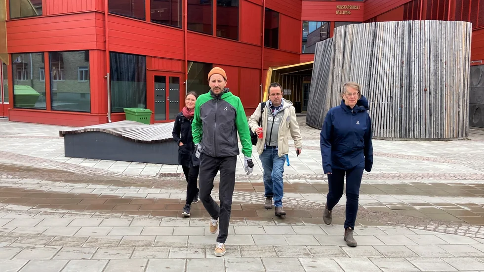 Vi tog rygg på kommunalrådet under en vanlig arbetsdag. Här är vi på väg till lunch med Henrik Ölvebos partikollega  Paulina Koskenniemi och Lena Sjötoft, (V). 