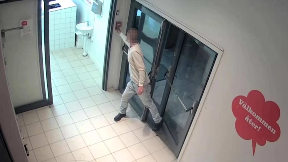 Eskilstunabon förnekade brott men medgav att personen på bilderna onekligen liknande honom.