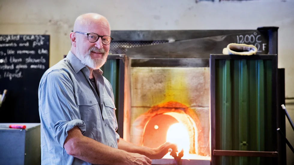 ”Det ser ändå rätt hoppfullt ut”, säger Christer Mattsson på Visby glasblåseri. För ett halvår sedan visste han inte om verksamheten skulle klara sig igenom energikrisen.