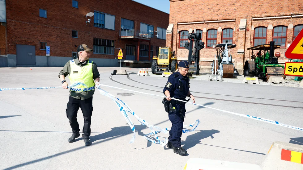 De tre våldsbrotten som skett under senaste veckan i Södermanland verkar sakna koppling till varandra. Bilden visar polisens avspärrningar utanför Munktellarenan i Eskilstuna, där knivbeväpnade tonåringar slagits.