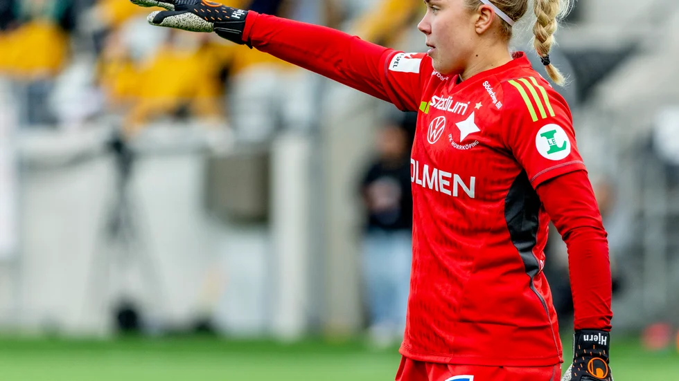 IFK Norrköpings målvakt Sofia Hjern hoppas att hon snart kan ha fotbollen som sitt yrke.