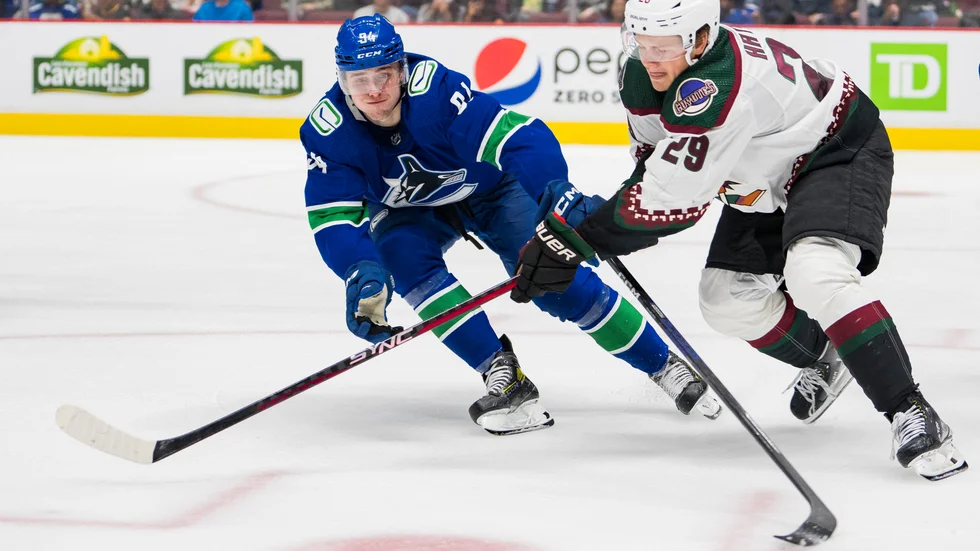 Förre Skellefteå AIK-forwarden Linus Karlsson gjorde ett av målen när Abbotsford Canucks vann med 3–2 mot Calgary Wranglers i AHL-slutspelet.