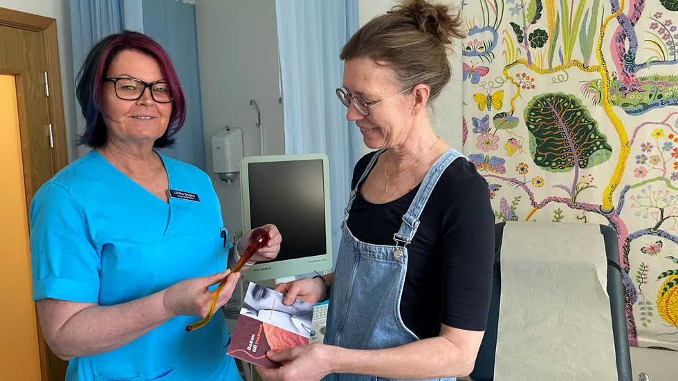 Hos Kvinnohälsan Stadsfjärden i Nyköping kan personer få hjälp med IVF, alltså provrörsbefruktning. "Vi samarbetar med kliniker runt om i Sverige, där själva behandlingen görs", säger undersköterskan Ulrika Bogne. Här med gynekologen Karin Boyer.