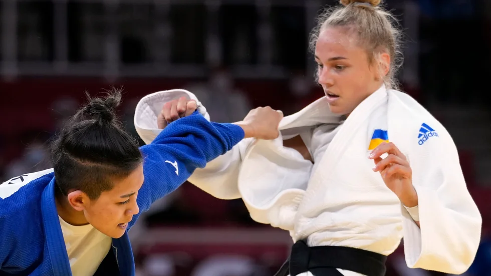 Ukrainskan Daria Bilodid, till höger, är en av de ukrainska judokas som nobbar VM på grund av ryskt och belarusiskt deltagande. Arkivbild.