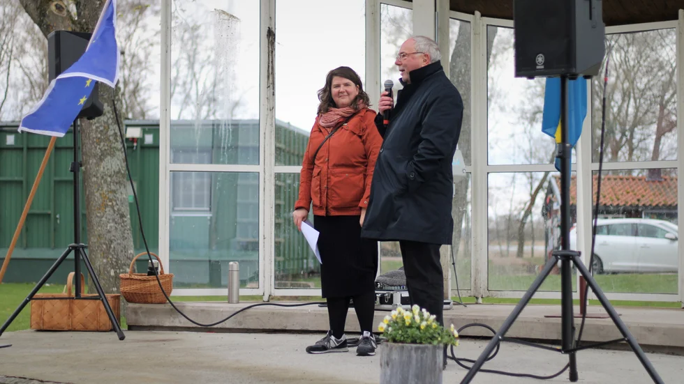 Anders Hedeborg (S) välkomnade Kaisa Karro (S), andre vice ordförande i regionstyrelsen, upp på scenen.