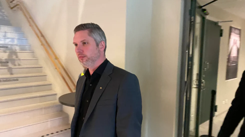 Regionstyrelsens ordförande Christoffer Öqvist säger att överenskommelsen med den sparkade regiondirektören är acceptabel. Men nej, den är hutlöst dyrköpt.